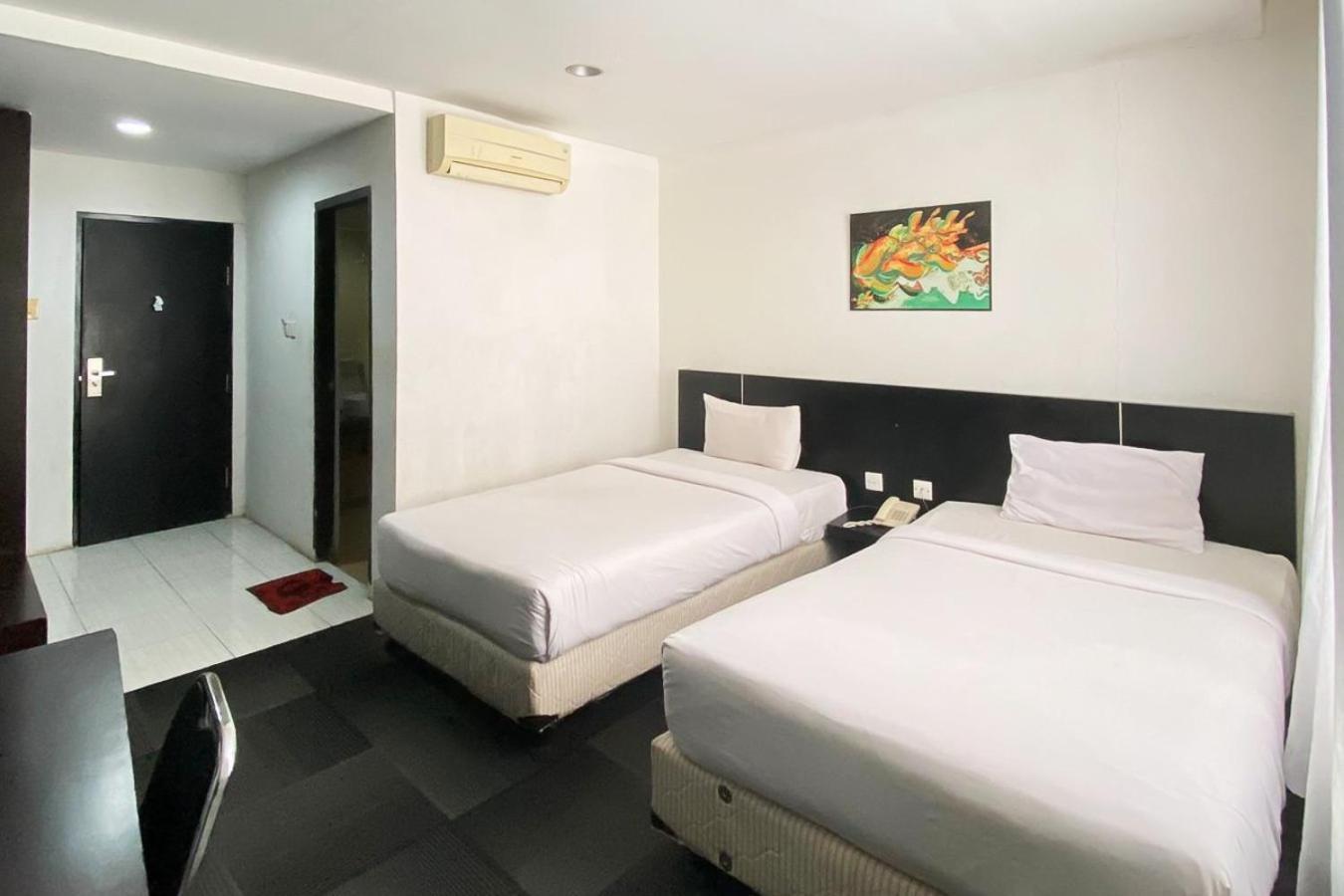 Urbanview Hotel Asyra Makassar Exterior photo