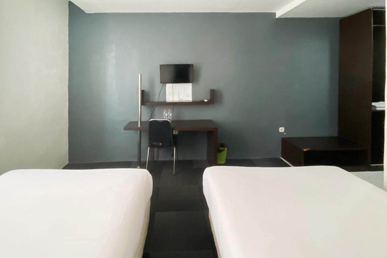 Urbanview Hotel Asyra Makassar Exterior photo