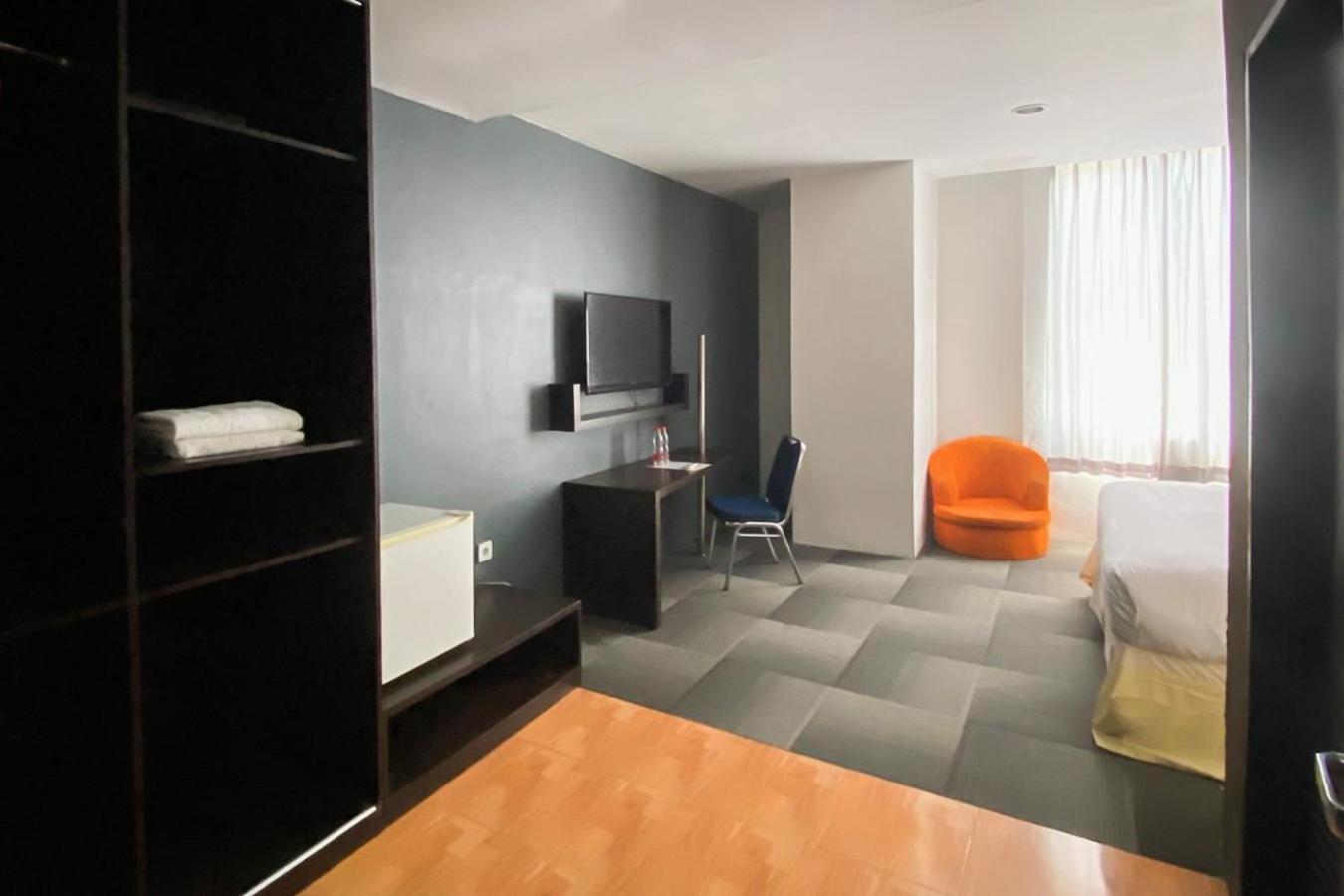 Urbanview Hotel Asyra Makassar Exterior photo