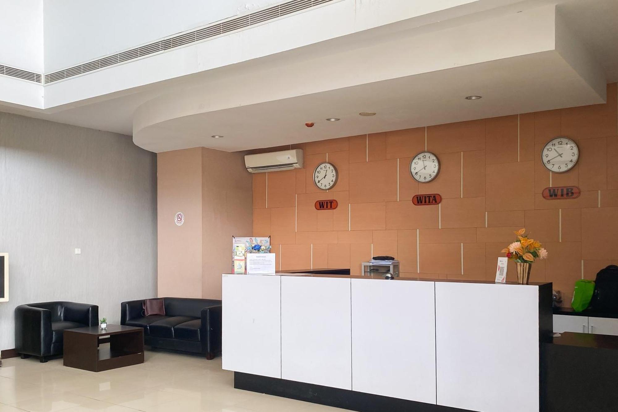 Urbanview Hotel Asyra Makassar Exterior photo