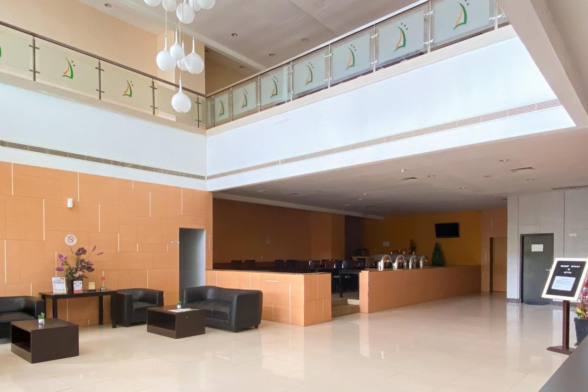 Urbanview Hotel Asyra Makassar Exterior photo