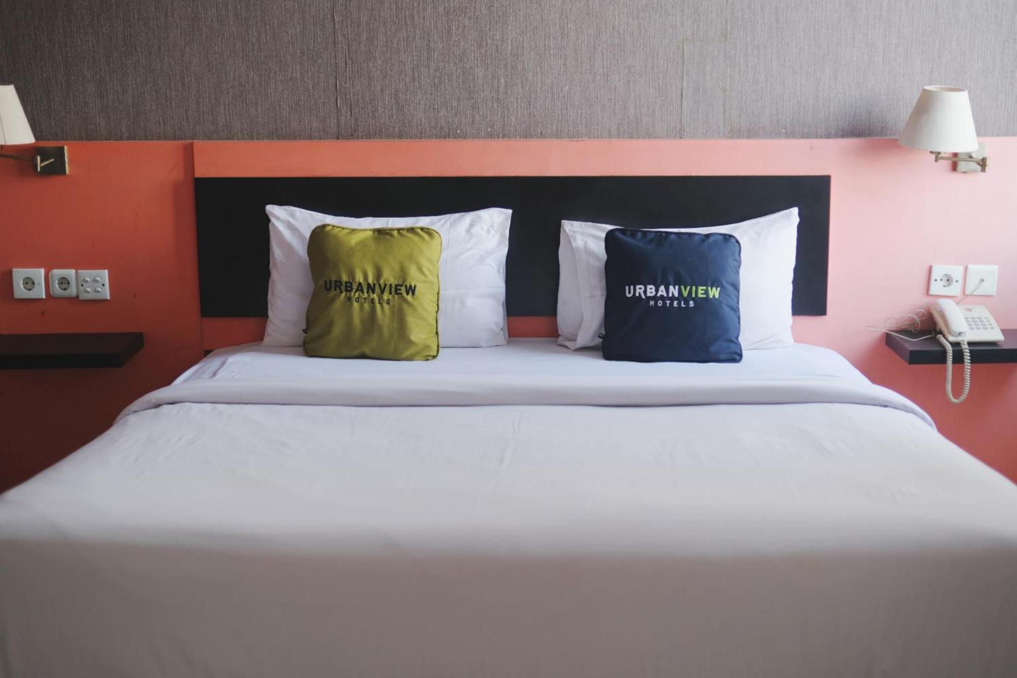 Urbanview Hotel Asyra Makassar Exterior photo