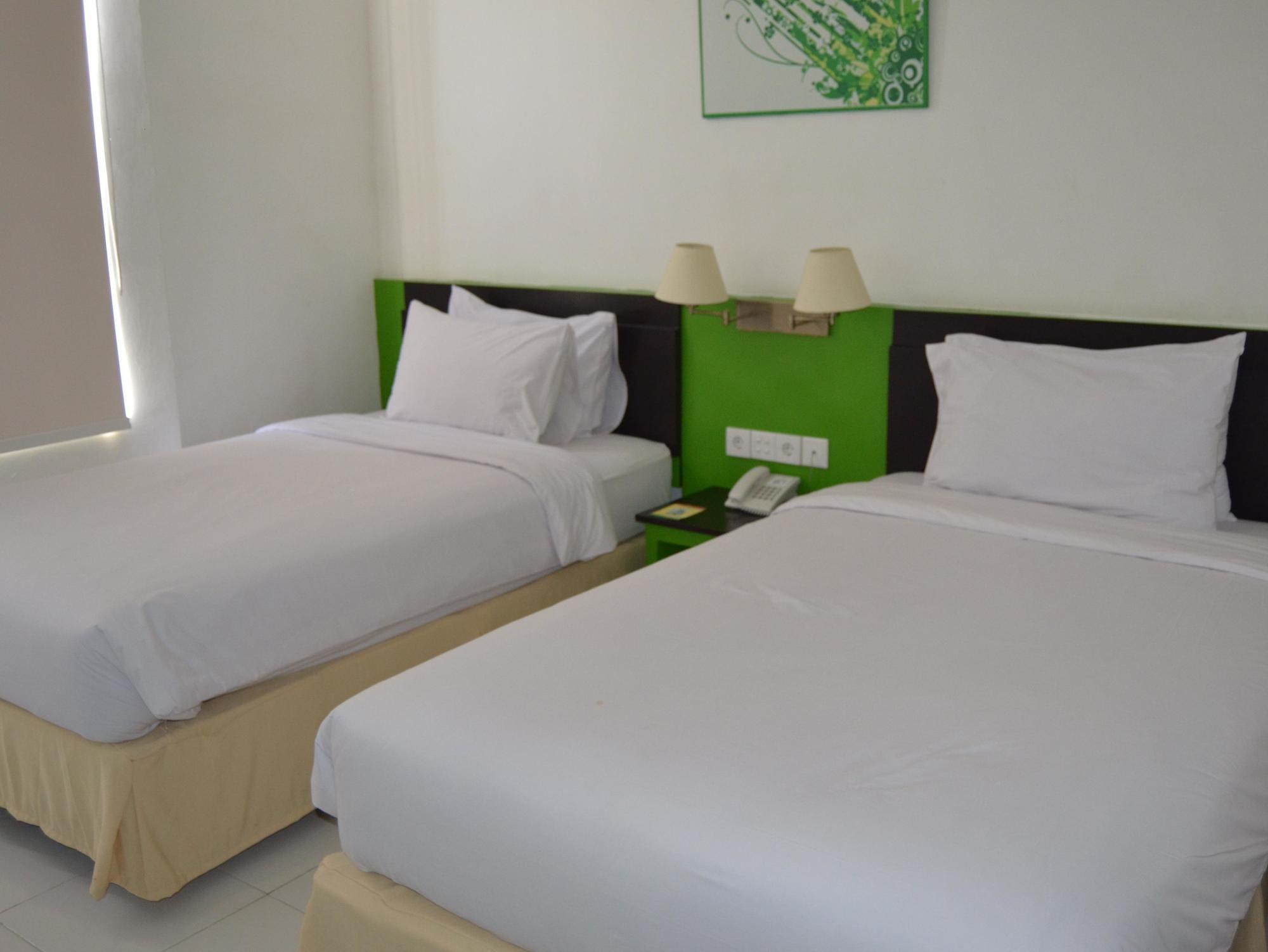 Urbanview Hotel Asyra Makassar Exterior photo